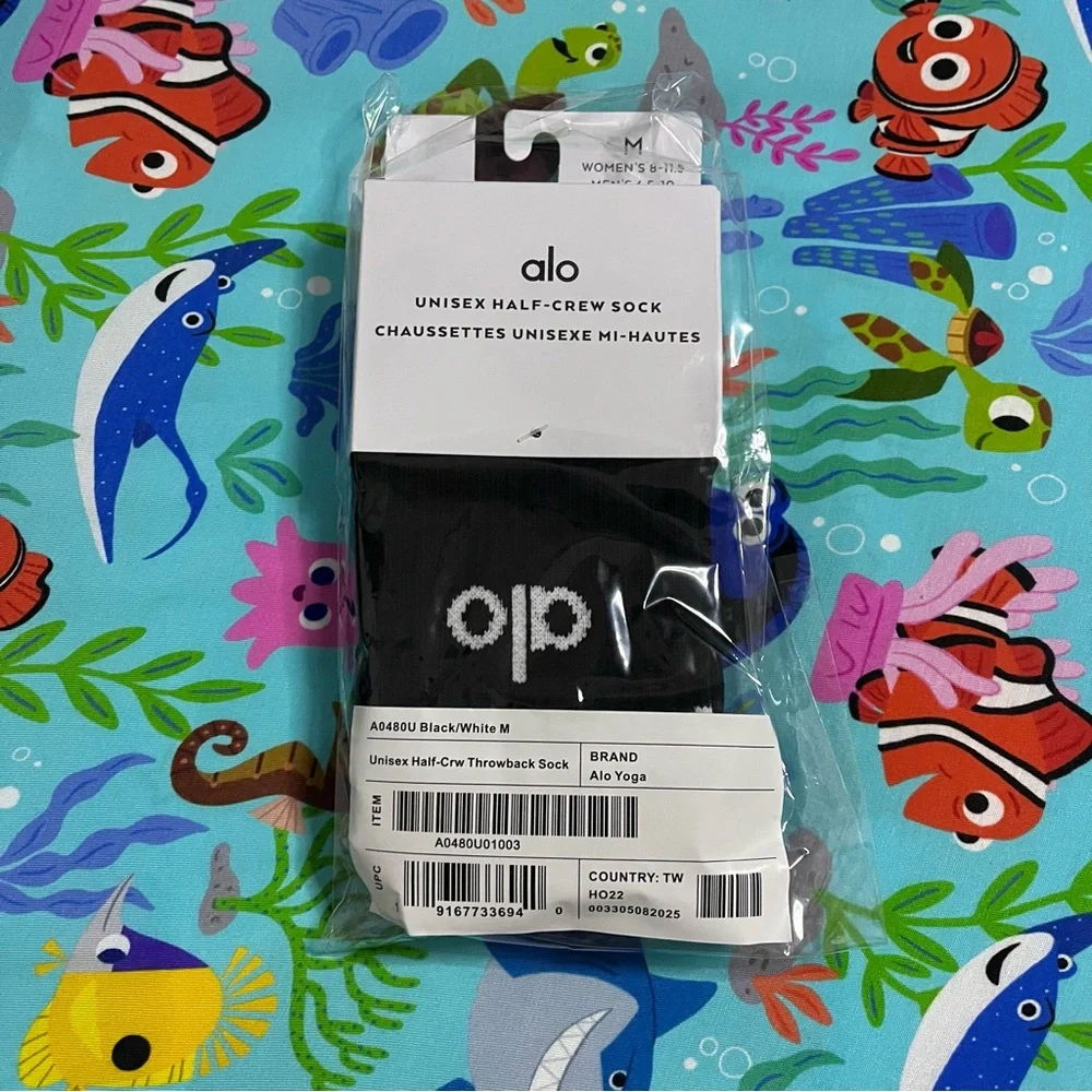 New Alo Yoga Unisex Half Crew Throwback Socks in Black/White